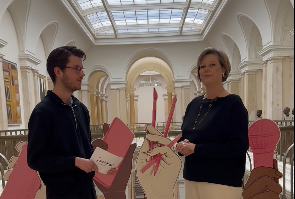 Zwei Personen in einer großen Halle, umgeben von Illustrationen mit Werkzeugen und einem Mikrofon.